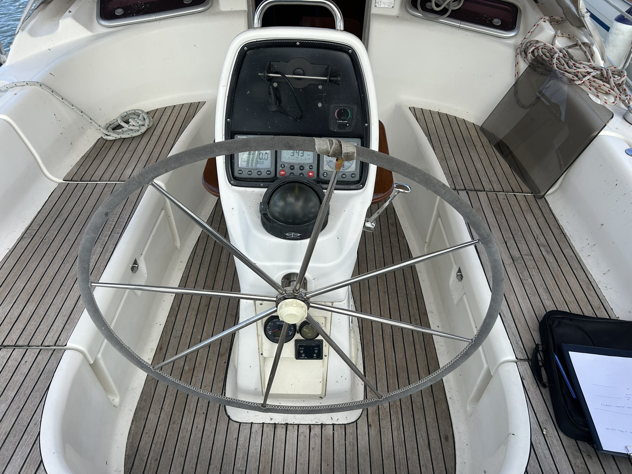 Callirhoe Bavaria 37 Cruiser belső tér - igazi fa belső