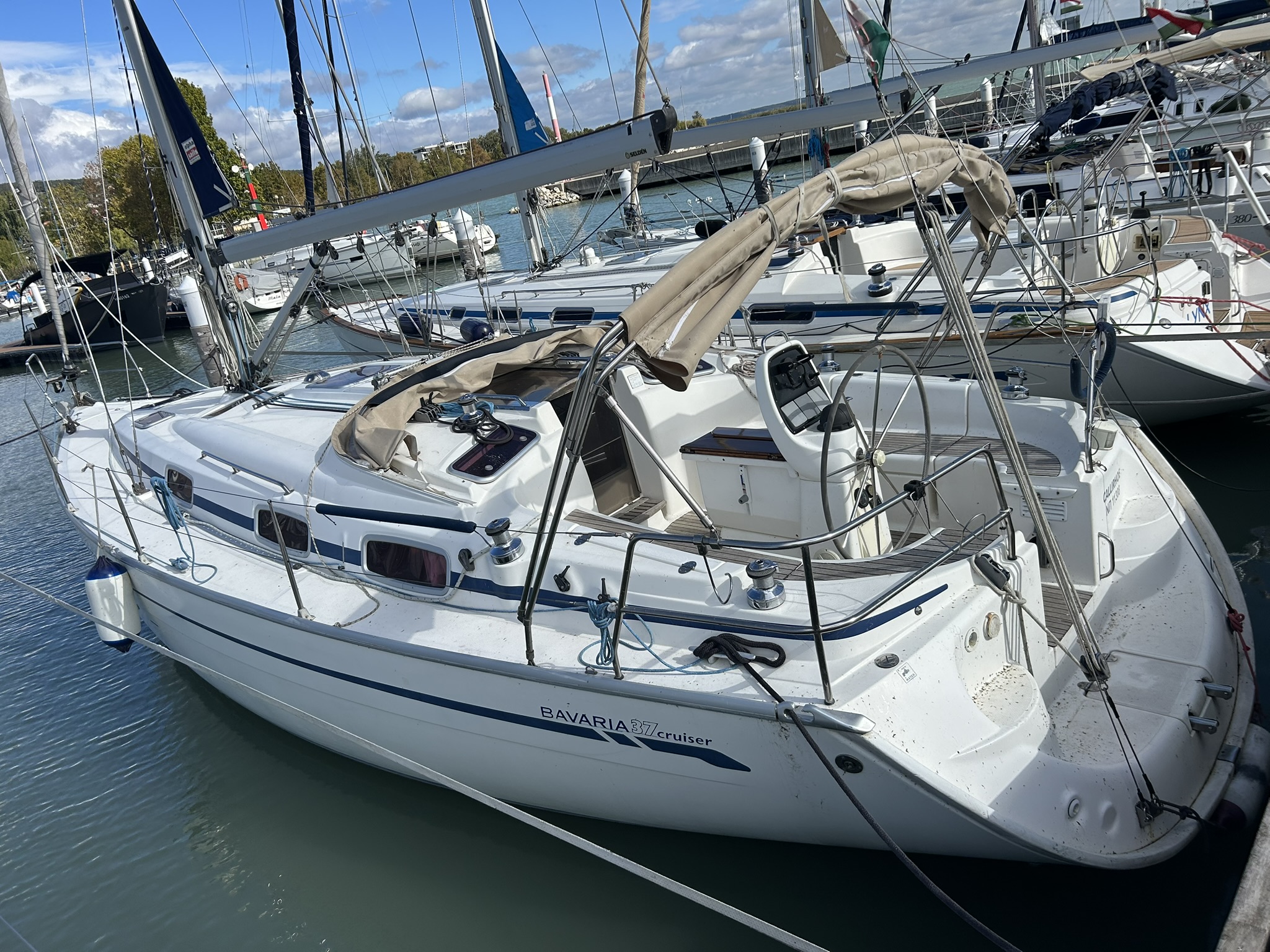 Callirhoe Bavaria 37 Cruiser belső tér - masszív fa bútorok